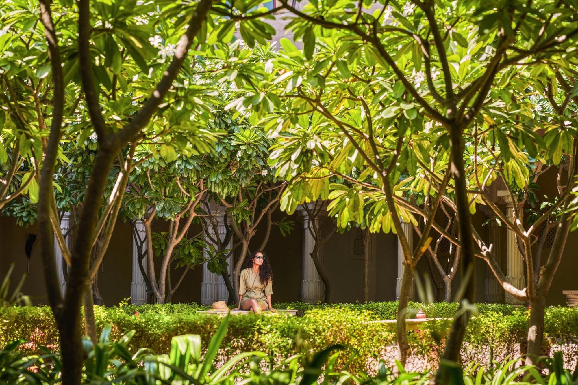 Fairmont Jaipur Hotel Ngoại thất bức ảnh A woman praying in the garden